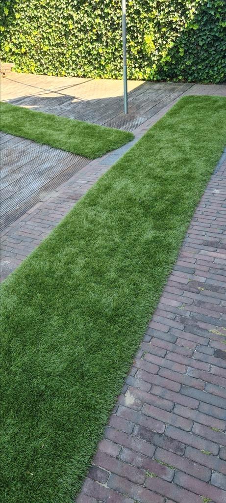 Te koop: 2 nieuwe stroken kunstgras – 65 mm hoog, Tuin en Terras, Gras en Kunstgras, Nieuw, Kunstgras, Minder dan 10 m², Ophalen
