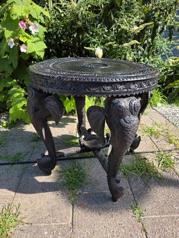 Antieke Indische olifantentafel van hardhout houtsnijwerk  beschikbaar voor biedingen