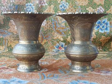 Mooi stel zware antieke Oosterse vazen van koper 16,2 cm. beschikbaar voor biedingen