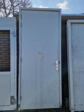 Enkel houten deurkozijn 1030 x 2420, 3-puntsluiting beschikbaar voor biedingen