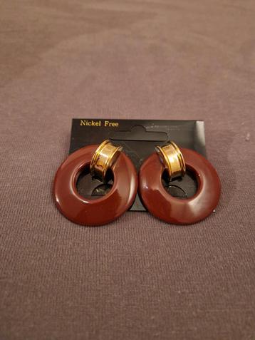 Bruine Hangers met Gouden Accent, Nikkelvrij. Nieuw! beschikbaar voor biedingen