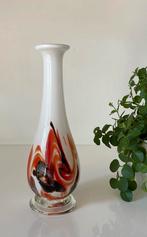 Opaline glas wit met oranje vaasje, Ophalen of Verzenden
