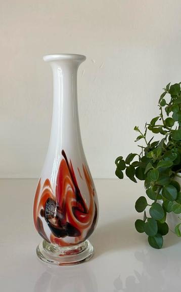 Opaline glas wit met oranje vaasje beschikbaar voor biedingen