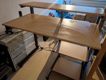 Bureau met extra planken en opbergruimte  beschikbaar voor biedingen