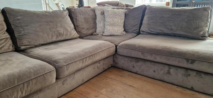 Mooie taupe velvet lounge hoekbank, Huis en Inrichting, Banken | Bankstellen, Gebruikt, Hoekbank, Vierpersoons of meer, 300 cm of meer