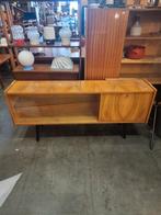 Vintage sideboard met vitrine en schuine glazen plankjes, Huis en Inrichting, Kasten | Secretaires, Ophalen, ,, Zo goed als nieuw