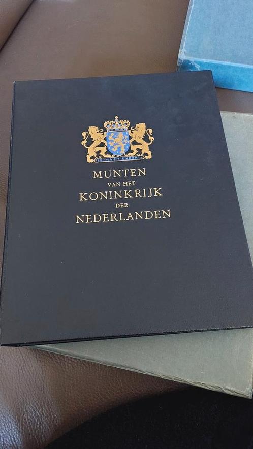 2 gebruikte mappen Davos Koninkrijk der Nederlanden zie info, Postzegels en Munten, Postzegels | Toebehoren, Verzamelalbum, Ophalen