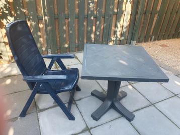 Tafel met een stoel beschikbaar voor biedingen