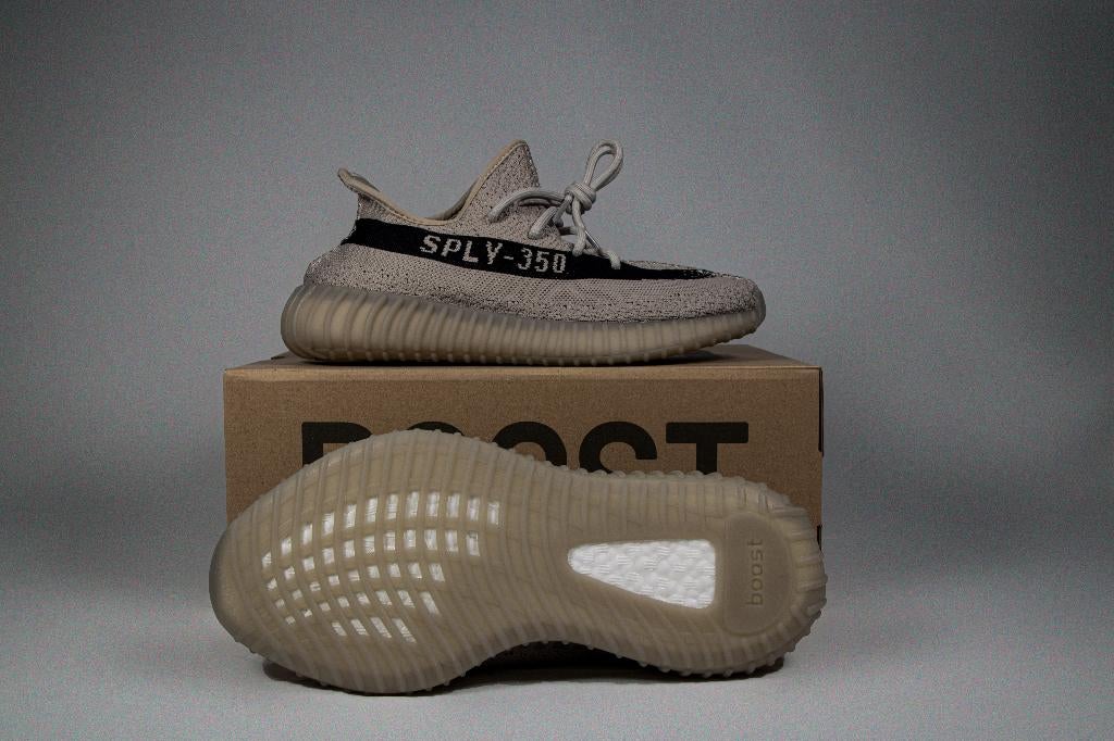Yeezy 350 Slate | Maat 42 2/3, Kleding | Heren, Schoenen, Overige kleuren, Nieuw, Ophalen of Verzenden, Sneakers of Gympen