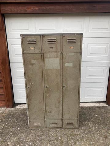 Vintage metalen locker kast beschikbaar voor biedingen