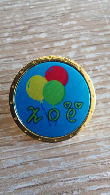 Pin badge zoë carnaval ballon rood geel groen beschikbaar voor biedingen