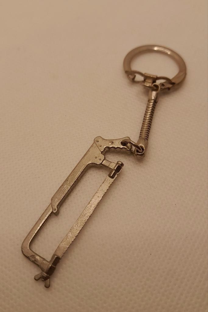 Mooie oude vintage jaren 60 - 70 sleutelhanger handzaag, Verzamelen, Sleutelhangers, Zo goed als nieuw, Ophalen of Verzenden