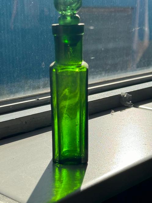 Bodemvondst groene glazen flesje met stop, Antiek en Kunst, Antiek | Glas en Kristal, Ophalen of Verzenden