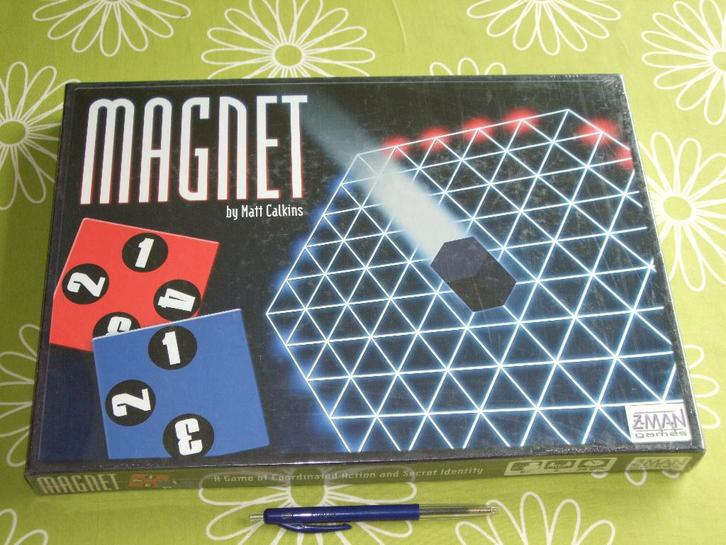 Nieuw in seal: Magnet - tactisch spel van Matt Calkins, Hobby en Vrije tijd, Gezelschapsspellen | Bordspellen, Nieuw, Een of twee spelers