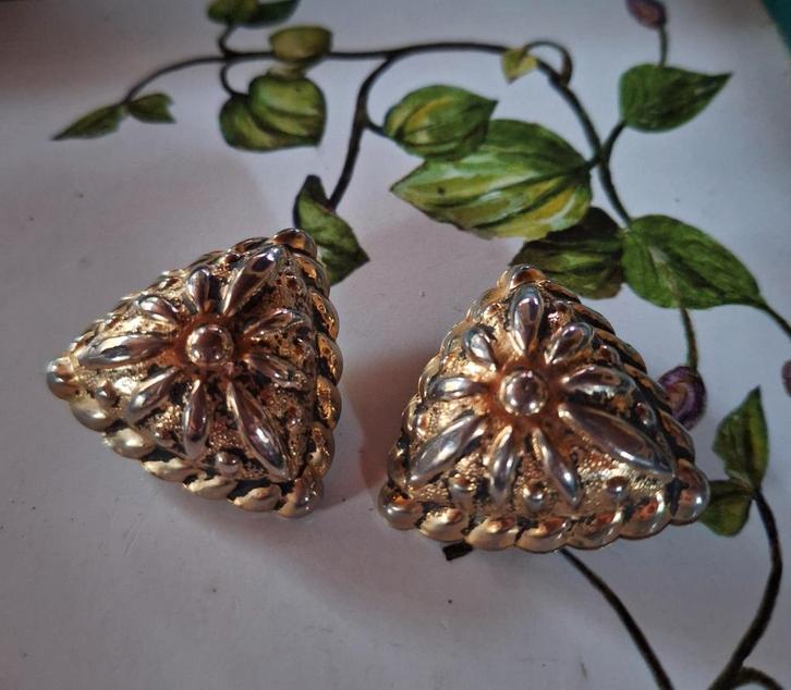 Goudkleurige clips oorbellen, Sieraden, Tassen en Uiterlijk, Oorbellen, Gebruikt, Overige materialen, Goud, Ophalen of Verzenden