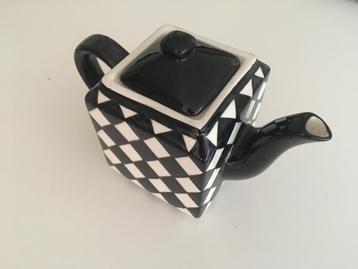 Leuke Theepot - vierkant en zwart-wit geblokt patroon beschikbaar voor biedingen