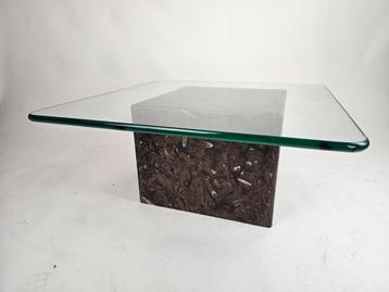 Salontafel versteend fossiel en glazen blad beschikbaar voor biedingen