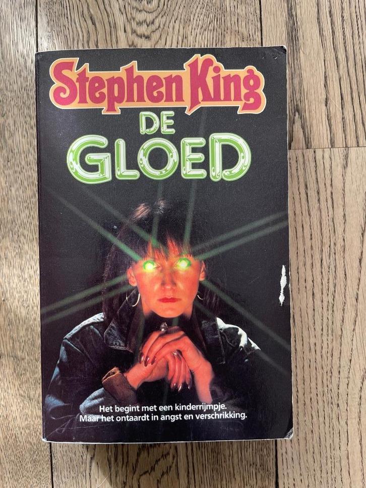 Stephen King - De Gloed., Boeken, Thrillers, Gelezen, Nederland, Ophalen of Verzenden