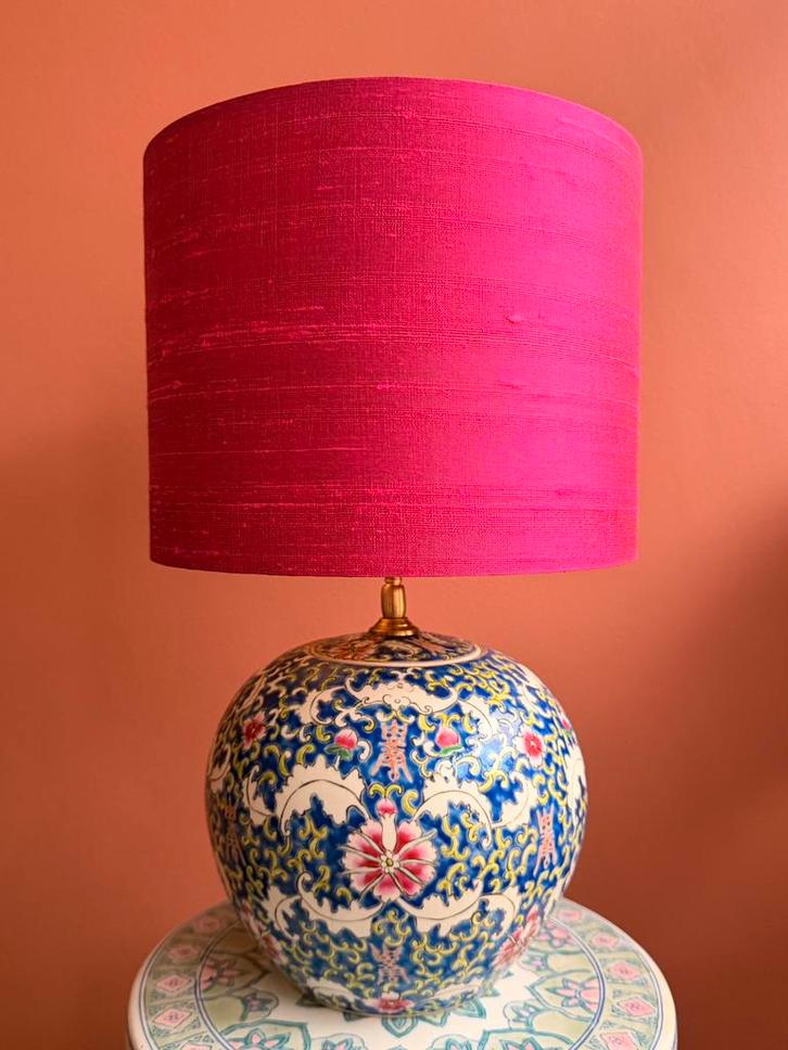 Blauwe Chinese vaas-lamp met fuchsia ruwe zijden lampenkap, Antiek en Kunst, Antiek | Lampen, Ophalen of Verzenden