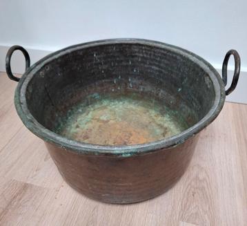 Oude koperen ketel met handvatten beschikbaar voor biedingen