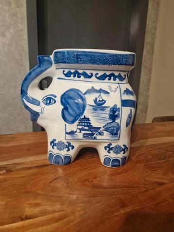 Vintage Chinees porseleinen olifant plantentafel  beschikbaar voor biedingen