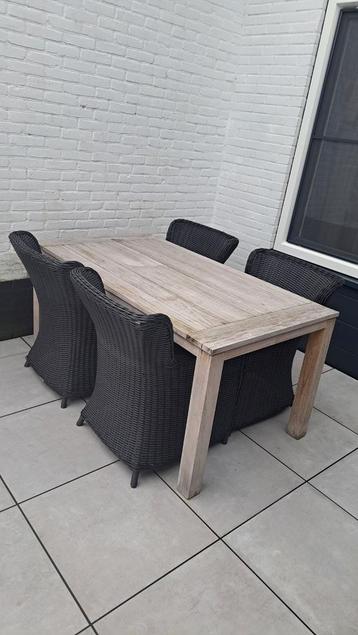 Teakhouten tuinset met 4 rotan stoelen beschikbaar voor biedingen