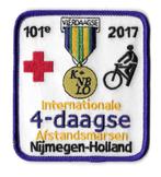 Verzorgers badge Vierdaagse 2017, Verzamelen, Militaria | Algemeen, Ophalen of Verzenden, Overige soorten, Nederland, Embleem of Badge