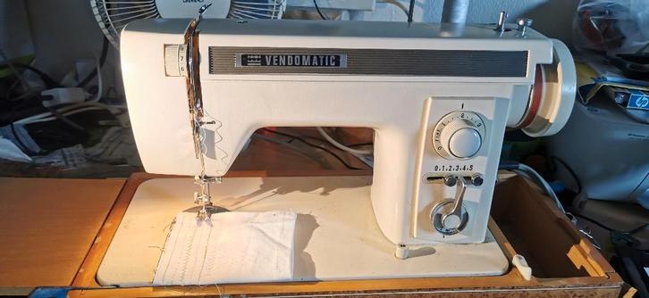 Naaimachine VENDOMATIC 401 E Zo goed als nieuw, Hobby en Vrije tijd, Naaimachines en Toebehoren, Zo goed als nieuw, Naaimachine
