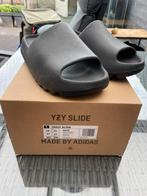 Yeezy Slide Onyx - EU 47 (valt klein), Kleding | Heren, Schoenen, Ophalen of Verzenden, Gedragen, Zwart, Slippers