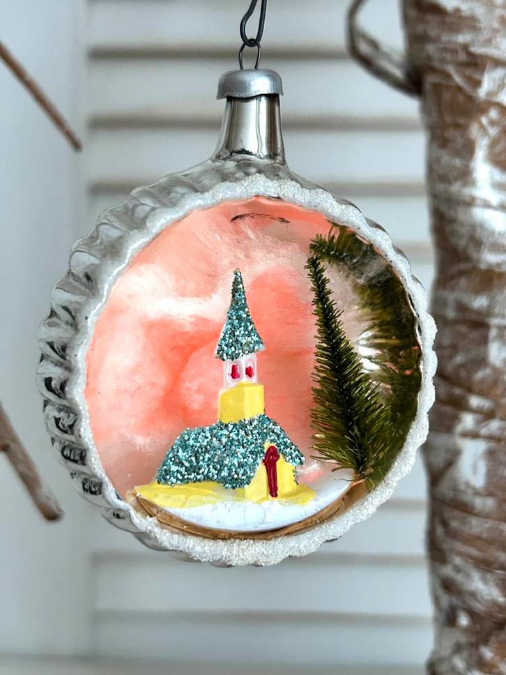 Antieke glas kerstbal ornament diorama kerkje met boompje, Diversen, Kerst, Ophalen