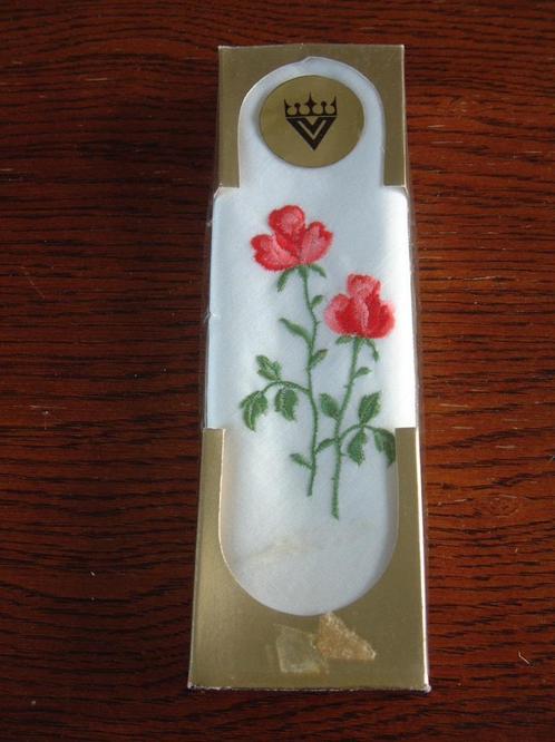 1 zakdoekje met geborduurde rode bloemen, Verzamelen, Overige Verzamelen, Ophalen of Verzenden