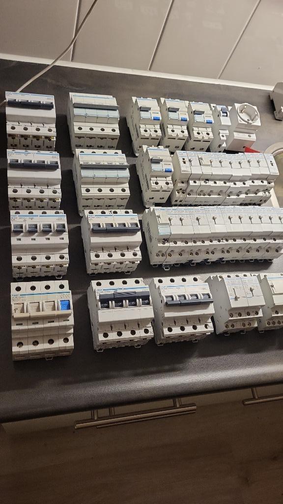 Veel schakelaars en elektra spullen Hager Abb Schneider, Doe-het-zelf en Verbouw, Elektra en Kabels, Gebruikt, Schakelaar, Ophalen of Verzenden