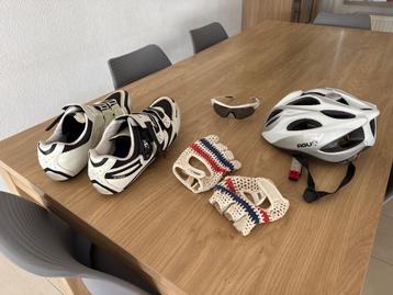 Wielrenschoenen maat 49 zgan met helm bril en handschoenen  beschikbaar voor biedingen