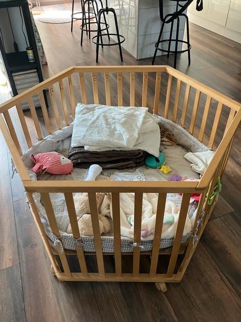Roba box 6-hoekig hout, Kinderen en Baby's, Boxen, Zo goed als nieuw, Overige vormen, In hoogte verstelbaar, Boxkleed, Wieltjes