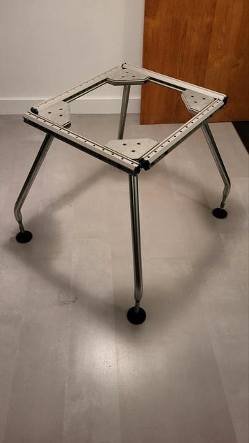 VITRA Adhoc metalen onderstel. Mooi design en zeer stevig. beschikbaar voor biedingen