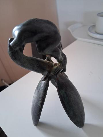 Bronzen sculptuur van een gebogen man. beschikbaar voor biedingen