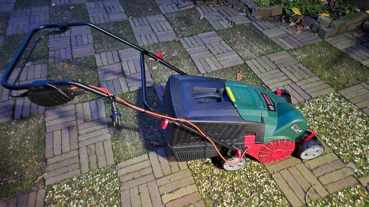 Bosch UniversalVerticut 1100 Verticuteer machine, Tuin en Terras, Verticuteermachines, Gebruikt, Elektrisch, Ophalen