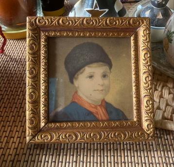 Oud  portretje jongen in goudkleurige lijst beschikbaar voor biedingen