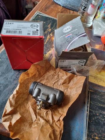 Remcilinders Toyota Corolla ke30 twee stuks bieden beschikbaar voor biedingen