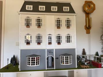Een 6 tal poppenhuizen beschikbaar voor biedingen