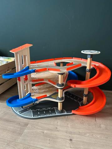 Houten Parkeergarage met Helikopterplatform beschikbaar voor biedingen