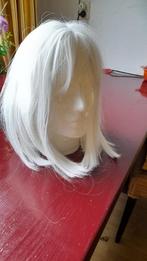 een leuke witte pruik half lang haar, Ophalen of Verzenden, Nieuw, Pruik of Haarverlenging