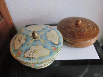 Twee dozen/trommels metaal en hout. beschikbaar voor biedingen