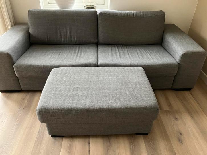 Grijze bank met losse poef, Huis en Inrichting, Banken | Bankstellen, Gebruikt, Rechte bank, Driepersoons, 75 tot 100 cm, Ophalen