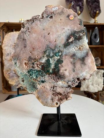 Roze amethist op standaard beschikbaar voor biedingen