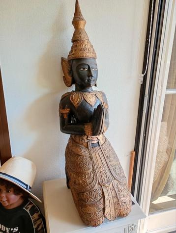 Zittend Aziatisch houten beeld beschikbaar voor biedingen