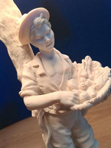 Romantische tafellamp schemerlamp wit lampvoet beeld jongen beschikbaar voor biedingen