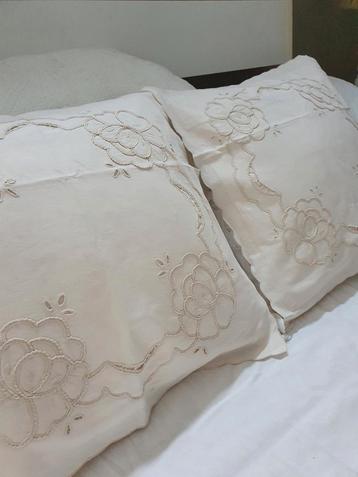 2 Kussenhoezen met Kant - Romantische Sfeer beschikbaar voor biedingen
