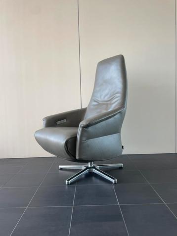 Zeer nette grijze leren topform relax fauteuil elektrisch beschikbaar voor biedingen