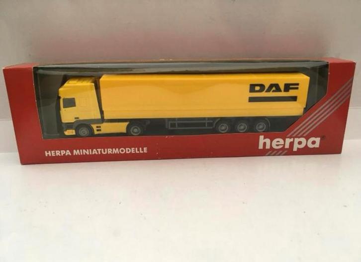 model Herpa DAF 95 ATI truck trailer 1:87 opdruk ‘DAF’ geel, Hobby en Vrije tijd, Modelauto's | 1:87, Zo goed als nieuw, Bus of Vrachtwagen